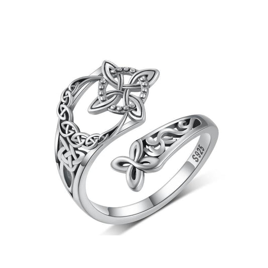 Anillo de nudo celta abierto, vista de estudio sobre fondo blanco
